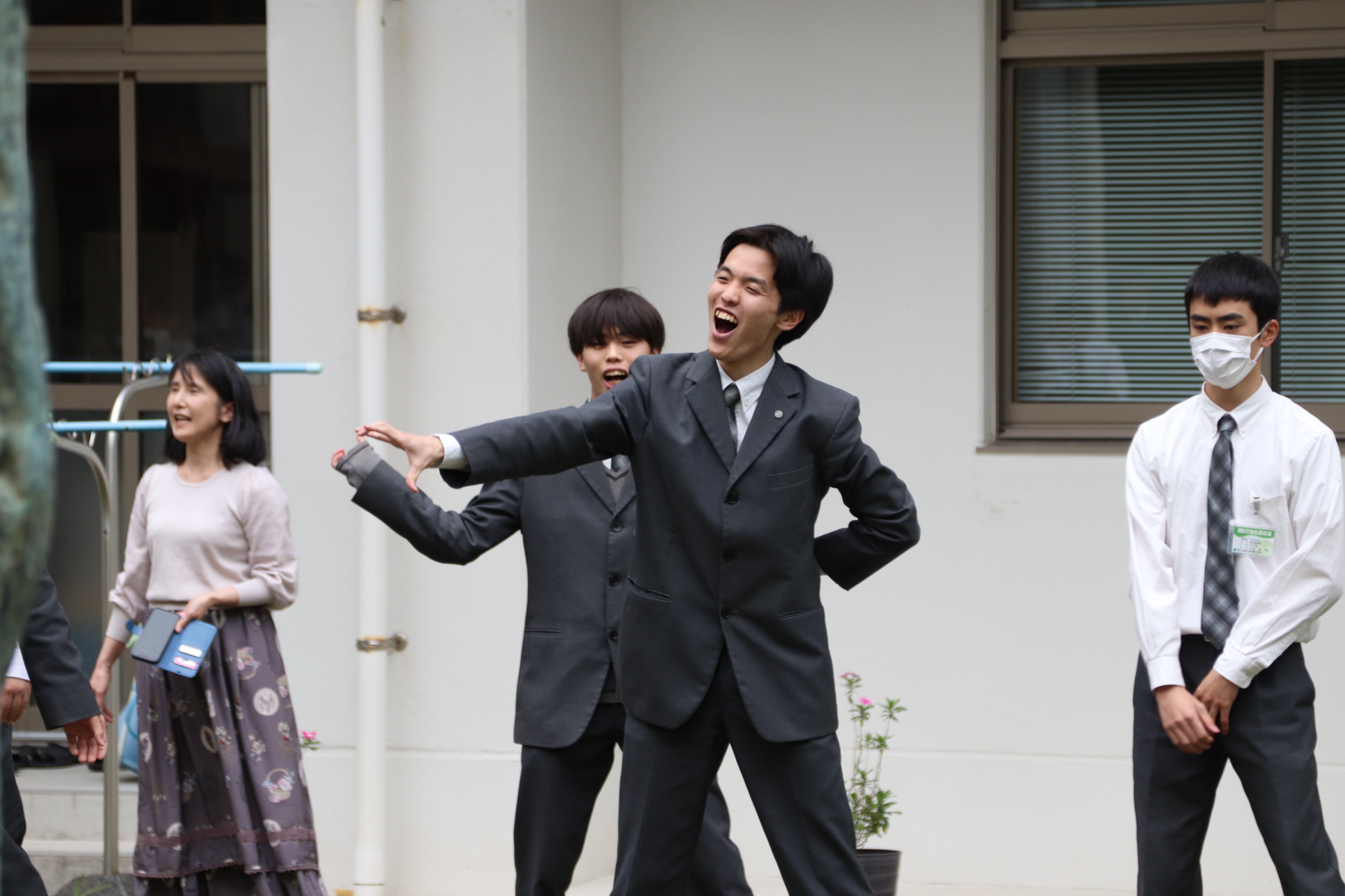 中庭でミニコンサート♪合唱部が美しい歌声を披露 - 宮崎学園中学校